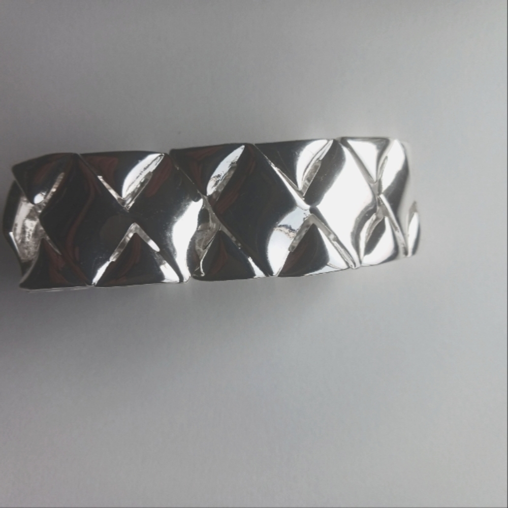 Beautyful silver bracelet one size fits all